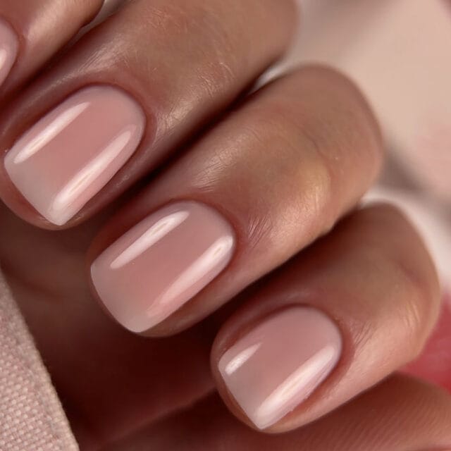 Unghie nude: le tonalità del 2025 per un effetto naturale