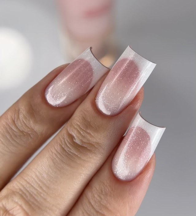 Manicure con glitter realizzata al corso MIDA